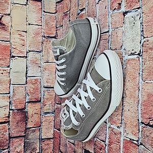 CONVERSE ALL-STAR CHUCK TAYLOR LOWTOP SHOES,  WOMANS SIZE 5 (YOUTH3)